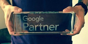 homem segurando prêmio em acrílico por sua empresa ceritifcar o Google Partner Premier
